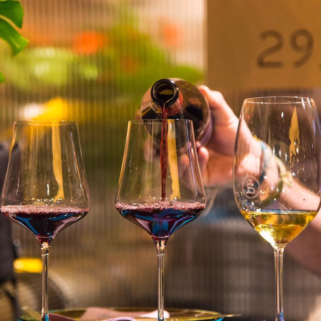 Vino servido en La máquina de escribir